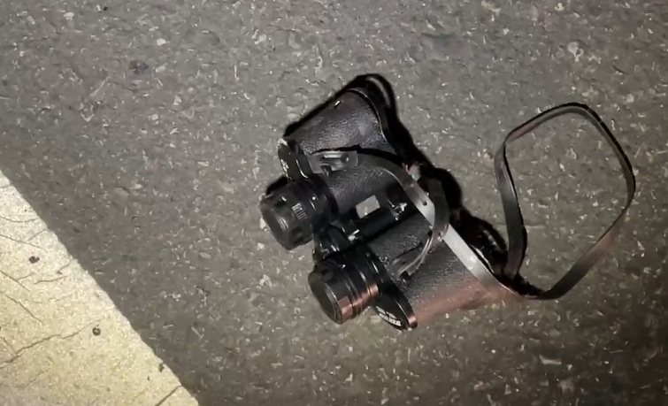 台11線156公里路段昨晚發生死亡事故，鄒男先被機車撞擊倒地，不久後又被黃色轎車輾過去，當場傷重不治，現場散落大量衣物，研判是死者隨身攜帶的物品。記者徐白櫻／翻攝 記者徐白櫻／翻攝