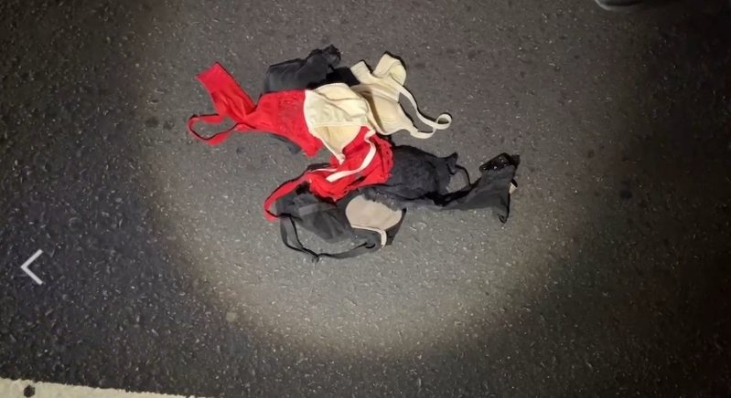 台11線156公里路段昨晚發生死亡事故，鄒男先被機車撞擊倒地，不久後又被黃色轎車輾過去，當場傷重不治，現場散落大量衣物，研判是死者隨身攜帶的物品。記者徐白櫻／翻攝 記者徐白櫻／翻攝