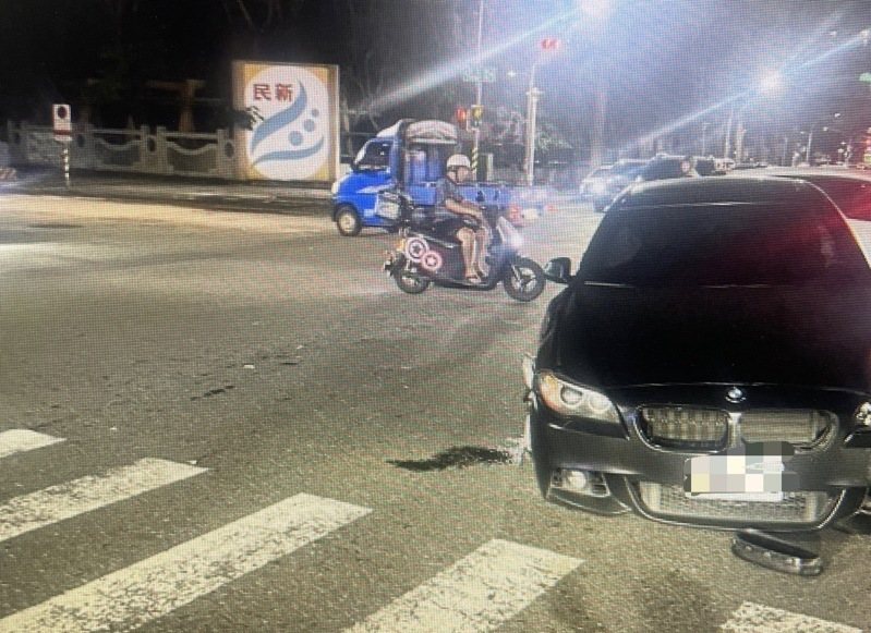 江姓男子昨晚8時44分許駕BMW行經高雄市左營區自由三路時,疑恍神駛入對向,擦撞賓士、特斯拉和本田等3車,致BMW車頭毀損(如圖)、安全氣囊爆開,事故致3人輕傷。記者石秀華/翻攝 江姓男子昨晚8時44分許駕BMW行經高雄市左營區自由三路時,疑恍神駛入對向,擦撞賓士、特斯拉和本田等3車,致BMW車頭毀損(如圖)、安全氣囊爆開,事故致3人輕傷。記者石秀華/翻攝