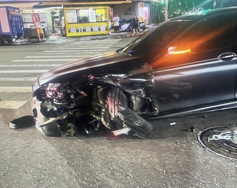 江姓男子昨晚8時44分許駕BMW行經高雄市左營區自由三路時,疑恍神駛入對向,擦撞賓士、特斯拉和本田等3車,致BMW車頭毀損(如圖)、安全氣囊爆開,事故致3人輕傷。記者石秀華/翻攝 江姓男子昨晚8時44分許駕BMW行經高雄市左營區自由三路時,疑恍神駛入對向,擦撞賓士、特斯拉和本田等3車,致BMW車頭毀損(如圖)、安全氣囊爆開,事故致3人輕傷。記者石秀華/翻攝