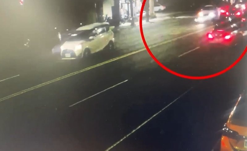 江姓男子昨晚8時44分許駕BMW行經高雄市左營區自由三路時,疑恍神駛入對向,擦撞賓士、特斯拉和本田等3車(紅圈處),致BMW車頭毀損、安全氣囊爆開,事故致3人輕傷。記者石秀華/翻攝 江姓男子昨晚8時44分許駕BMW行經高雄市左營區自由三路時,疑恍神駛入對向,擦撞賓士、特斯拉和本田等3車(紅圈處),致BMW車頭毀損、安全氣囊爆開,事故致3人輕傷。記者石秀華/翻攝