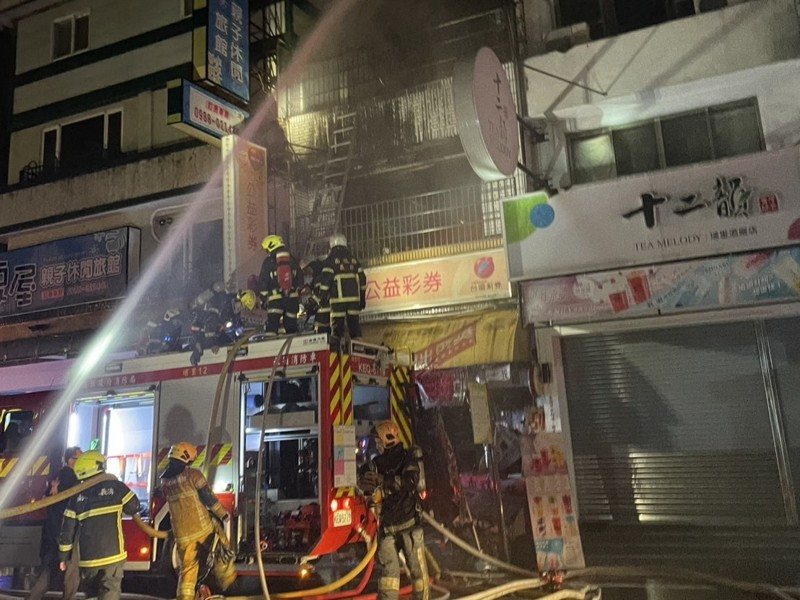 南投埔里南昌街店面4日深夜大火,延燒連棟店面,警義消馳援灌救,撲滅後又死灰復燃,人車出動3次才完成任務。圖/南投縣消防局提供 南投埔里南昌街店面4日深夜大火,延燒連棟店面,警義消馳援灌救,撲滅後又死灰復燃,人車出動3次才完成任務。圖/南投縣消防局提供