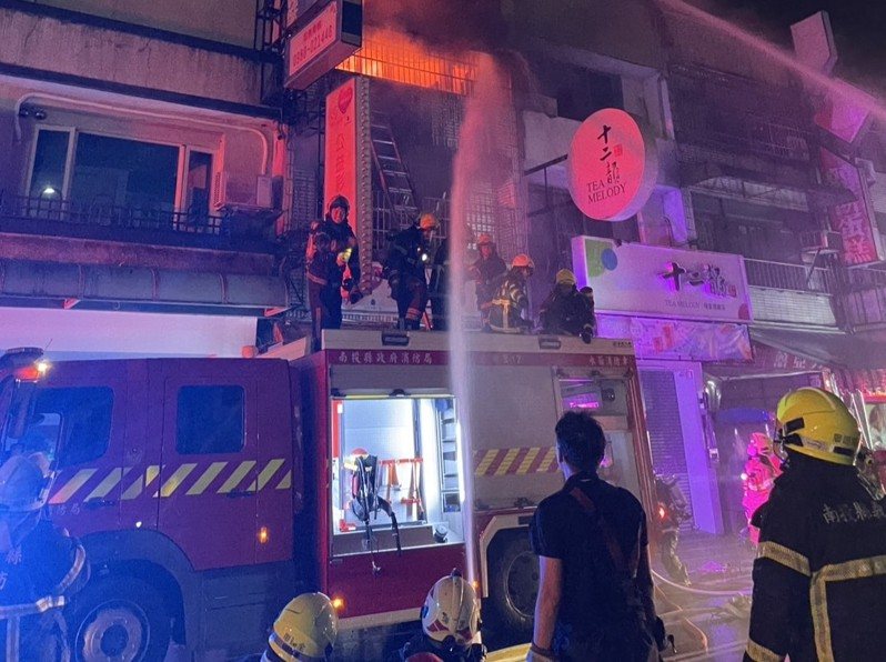 南投埔里南昌街店面4日深夜大火,延燒連棟店面,警義消馳援灌救,撲滅後又死灰復燃,人車出動3次才完成任務。圖/南投縣消防局提供 南投埔里南昌街店面4日深夜大火,延燒連棟店面,警義消馳援灌救,撲滅後又死灰復燃,人車出動3次才完成任務。圖/南投縣消防局提供