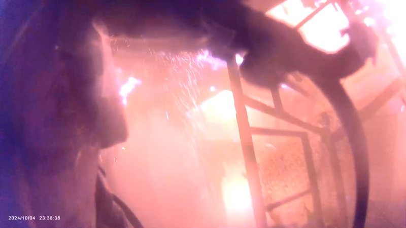 南投埔里南昌街店面4日深夜大火,延燒連棟店面,警義消馳援灌救,義消深入火場第一視角,畫面驚險。圖/擷取自影片 南投埔里南昌街店面4日深夜大火,延燒連棟店面,警義消馳援灌救,義消深入火場第一視角,畫面驚險。圖/擷取自影片