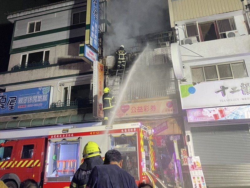 南投埔里南昌街店面4日深夜大火,延燒連棟店面,警義消馳援灌救,撲滅後又死灰復燃,人車出動3次才完成任務。圖/南投縣消防局提供 南投埔里南昌街店面4日深夜大火,延燒連棟店面,警義消馳援灌救,撲滅後又死灰復燃,人車出動3次才完成任務。圖/南投縣消防局提供