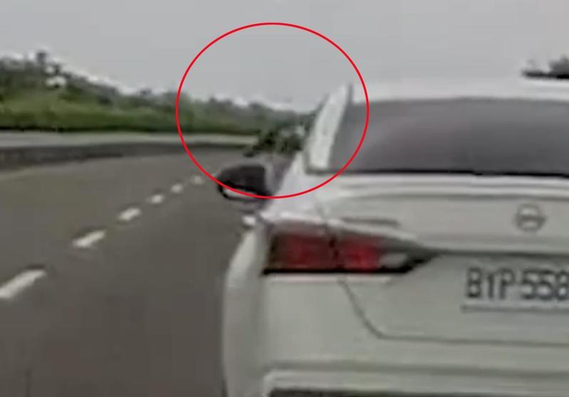 台78線發生逼車亮槍事件,警方循線抓兩男並取槍,原來是用假槍耍威風。記者蔡維斌/翻攝 台78線發生逼車亮槍事件,警方循線抓兩男並取槍,原來是用假槍耍威風。記者蔡維斌/翻攝