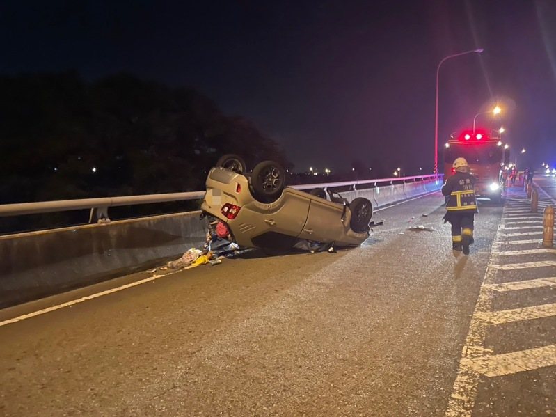 一輛半拖車載運廢電纜昨天晚間掉落台72線苗栗縣頭屋路段，3輛轎車閃避不及撞上，其中一輛四腳朝天烏龜翻，車內一家5口輕傷送醫無大礙。圖／民眾提供