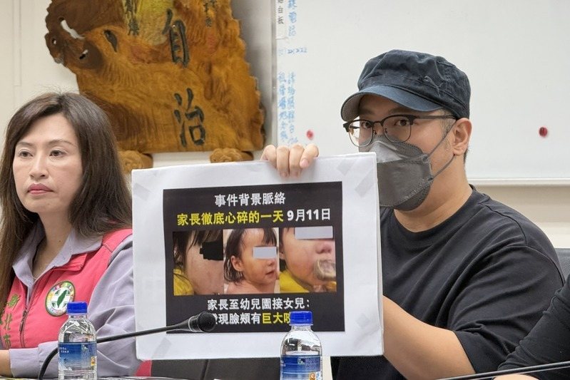 新北市議員張嘉玲（左）今天陪同女童家長出面控訴園方不當管教。記者葉德正／攝影