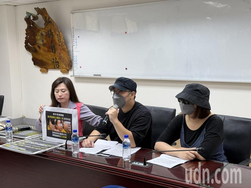 新北市議員張嘉玲（左一）今天陪同女童家長出面控訴園方不當管教。記者葉德正／攝影