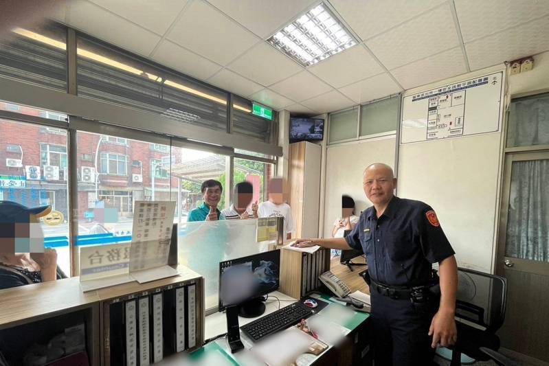 台中市烏日警分局龍東派出所陳照園（右）說，昨天下午2時許值班時，老婦的黃姓女婿到派出所求助。圖／民眾提供
