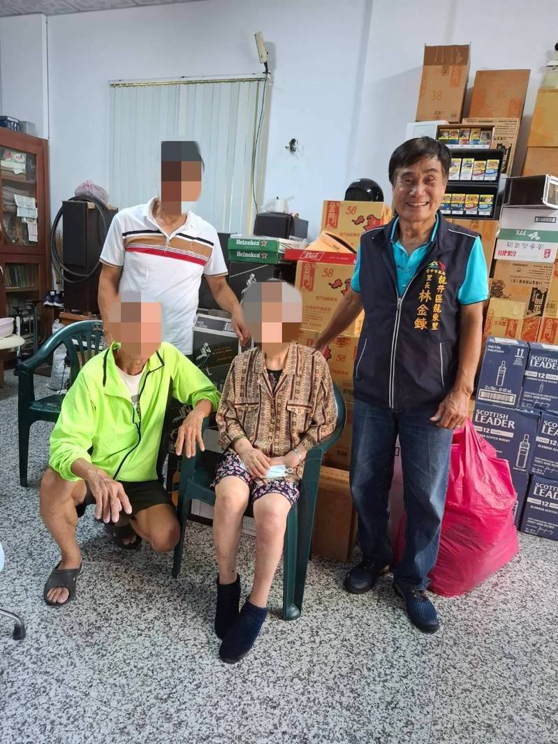 龍東里長林金鍊（右）帶著老婦返家，陳姓老婦（中）和弟弟（左）相隔40年重逢。圖／民眾提供