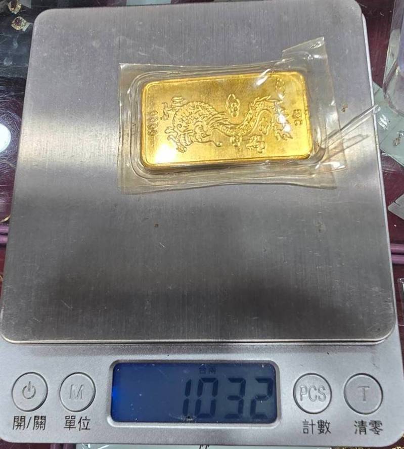 遺失背包內裝有金項鍊、金手鍊、金牌、金戒指、金玉佛牌等,員警至銀樓辨識確定都是真金,總重約八兩重、市值高達80多萬元。記者翁至成/翻攝 遺失背包內裝有金項鍊、金手鍊、金牌、金戒指、金玉佛牌等,員警至銀樓辨識確定都是真金,總重約八兩重、市值高達80多萬元。記者翁至成/翻攝