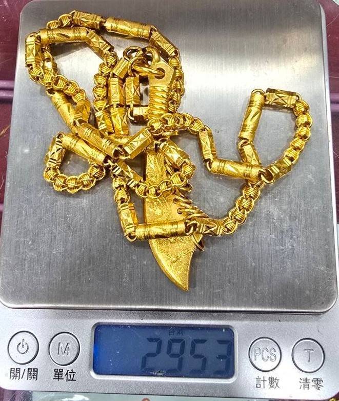 遺失背包內裝有金項鍊、金手鍊、金牌、金戒指、金玉佛牌等,員警至銀樓辨識確定都是真金,總重約八兩重、市值高達80多萬元。記者翁至成/翻攝 遺失背包內裝有金項鍊、金手鍊、金牌、金戒指、金玉佛牌等,員警至銀樓辨識確定都是真金,總重約八兩重、市值高達80多萬元。記者翁至成/翻攝