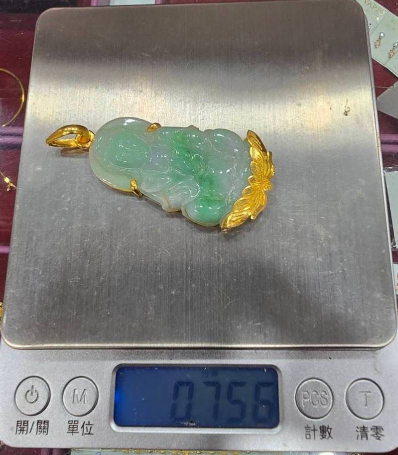 遺失背包內裝有金項鍊、金手鍊、金牌、金戒指、金玉佛牌等,員警至銀樓辨識確定都是真金,總重約八兩重、市值高達80多萬元。記者翁至成/翻攝 遺失背包內裝有金項鍊、金手鍊、金牌、金戒指、金玉佛牌等,員警至銀樓辨識確定都是真金,總重約八兩重、市值高達80多萬元。記者翁至成/翻攝