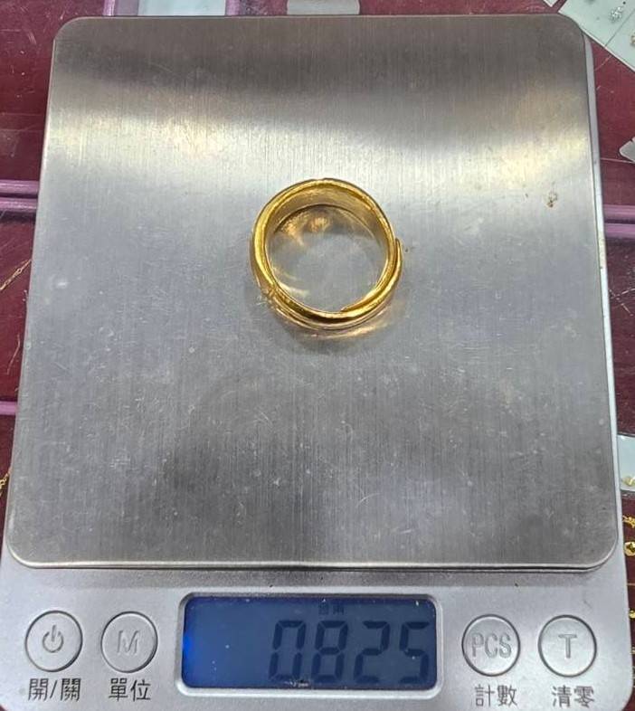 遺失背包內裝有金項鍊、金手鍊、金牌、金戒指、金玉佛牌等,員警至銀樓辨識確定都是真金,總重約八兩重、市值高達80多萬元。記者翁至成/翻攝 遺失背包內裝有金項鍊、金手鍊、金牌、金戒指、金玉佛牌等,員警至銀樓辨識確定都是真金,總重約八兩重、市值高達80多萬元。記者翁至成/翻攝