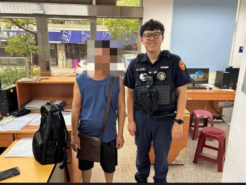 文山一分局木新派出所員警周聖原,日前協助發還遺失價值逾80萬元的黃金飾品給失主白姓老翁,金飾都被裝在黑色背包。記者翁至成/翻攝 文山一分局木新派出所員警周聖原,日前協助發還遺失價值逾80萬元的黃金飾品給失主白姓老翁,金飾都被裝在黑色背包。記者翁至成/翻攝