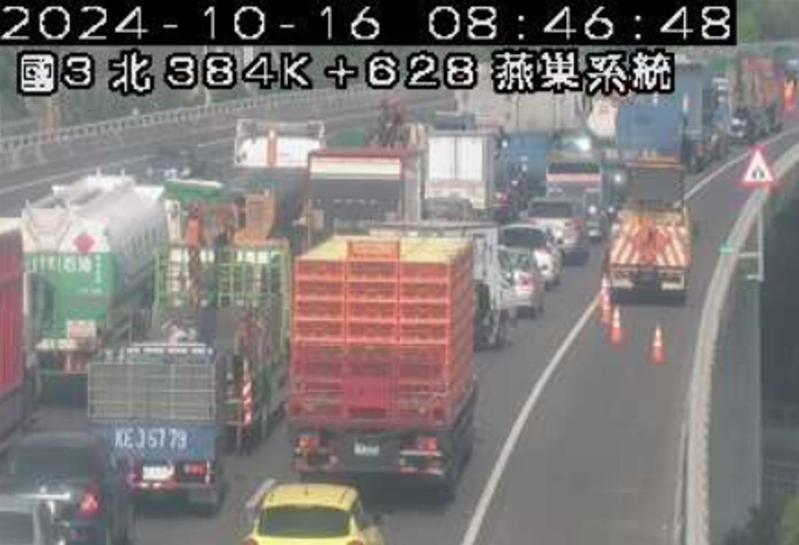 國道3號北上384.1公里處近燕巢系統,在中和外線車道,發生大貨車和砂石車事故,目前已經回堵2公里至斜張橋。圖/取自高公局1968網站 國道3號北上384.1公里處近燕巢系統,在中和外線車道,發生大貨車和砂石車事故,目前已經回堵2公里至斜張橋。圖/取自高公局1968網站
