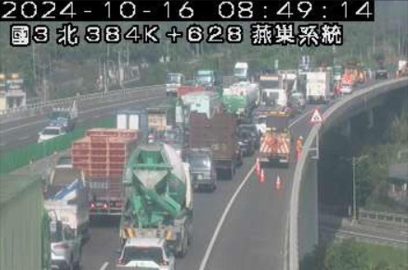 國道3號北上384.1公里處近燕巢系統,在中和外線車道,發生大貨車和砂石車事故,目前已經回堵2公里至斜張橋。圖/取自高公局1968網站 國道3號北上384.1公里處近燕巢系統,在中和外線車道,發生大貨車和砂石車事故,目前已經回堵2公里至斜張橋。圖/取自高公局1968網站