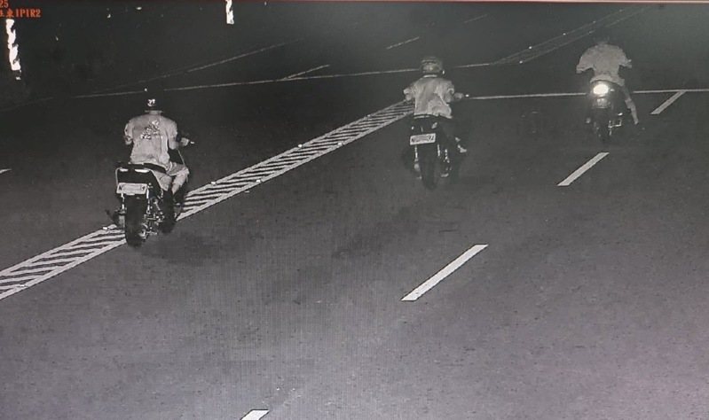 有3輛重型機車今天凌晨在彰化市中山路2段來回競駛,彰化警方將依危險駕駛告發,可裁罰3萬到9萬元罰鍰、吊扣6個月,並依公共危險罪嫌移送法辦。記者劉明岩/翻攝 有3輛重型機車今天凌晨在彰化市中山路2段來回競駛,彰化警方將依危險駕駛告發,可裁罰3萬到9萬元罰鍰、吊扣6個月,並依公共危險罪嫌移送法辦。記者劉明岩/翻攝