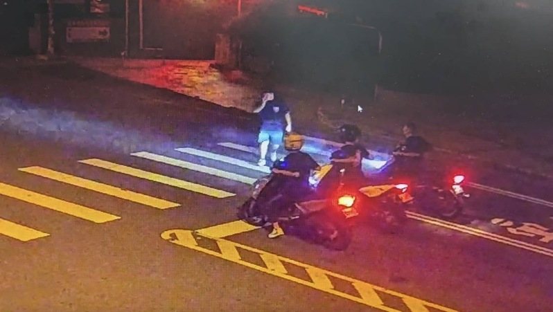 有3輛重型機車今天凌晨在彰化市中山路2段來回競駛,彰化警方將依危險駕駛告發,可裁罰3萬到9萬元罰鍰、吊扣6個月,並依公共危險罪嫌移送法辦。記者劉明岩/翻攝 有3輛重型機車今天凌晨在彰化市中山路2段來回競駛,彰化警方將依危險駕駛告發,可裁罰3萬到9萬元罰鍰、吊扣6個月,並依公共危險罪嫌移送法辦。記者劉明岩/翻攝