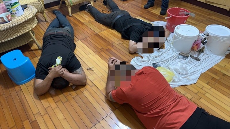 在新北市八里經營靈骨塔事業的郭姓男子，看中八里山區一處家族墓地，收購不成竟夥同天道盟張姓男子，砸毀墳墓墓碑，再將墳墓內骨頭甕挖出取走藏匿，台北市刑大獲報，逮捕過郭、張等人。(記者廖炳棋╱翻攝)