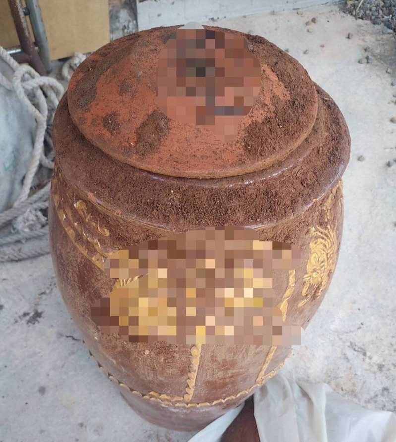 在新北市八里經營靈骨塔事業的郭姓男子，看中八里山區一處家族墓地，收購不成竟夥同天道盟張姓男子，砸毀墳墓墓碑，再將墳墓內骨頭甕挖出取走藏匿，台北市刑大獲報，逮捕過郭、張等人。記者廖炳棋╱翻攝