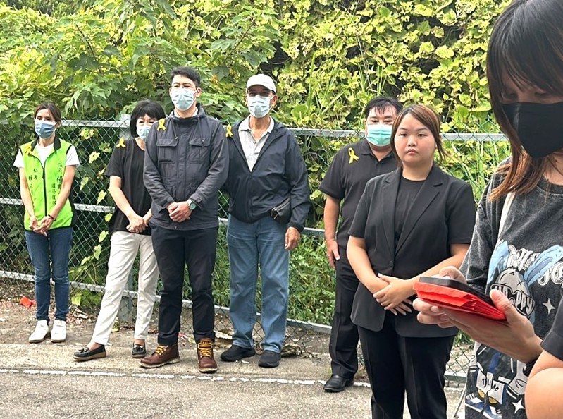 東海大學林姓女大生日前遭巨業客運撞死，下午舉行告別式，肇事的施姓司機（中）前往致意。圖／民眾提供