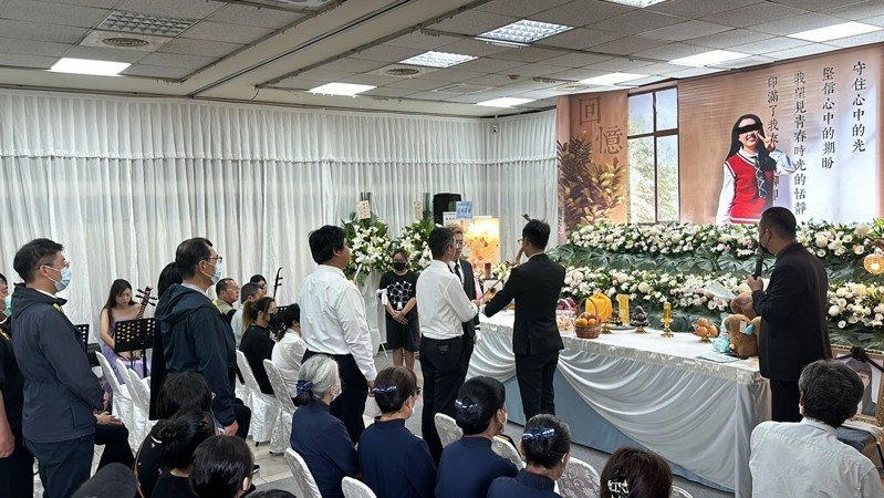 東海大學林姓女大生日前遭巨業客運撞死，下午舉行告別式，肇事的施姓司機（左二）前往鞠躬致意。圖／民眾提供