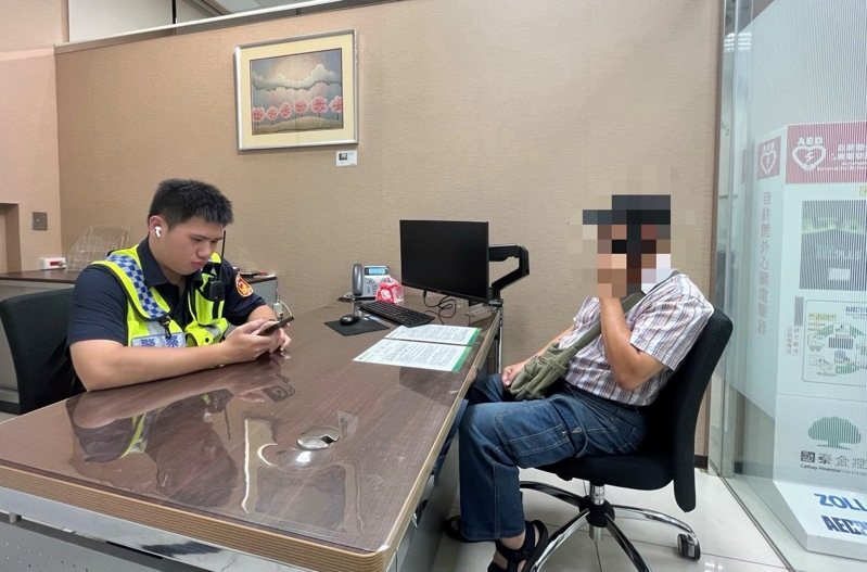海山警方趕赴銀行勸阻李姓老翁匯款。記者黃子騰/翻攝 海山警方趕赴銀行勸阻李姓老翁匯款。記者黃子騰/翻攝