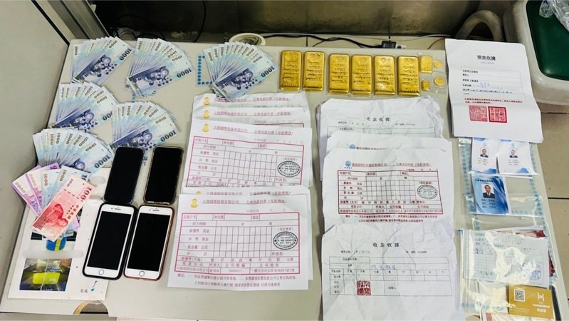 警方在林姓少年與陳姓男子身上查扣價值1670萬的黃金與5萬元現金。記者黃子騰/翻攝 警方在林姓少年與陳姓男子身上查扣價值1670萬的黃金與5萬元現金。記者黃子騰/翻攝