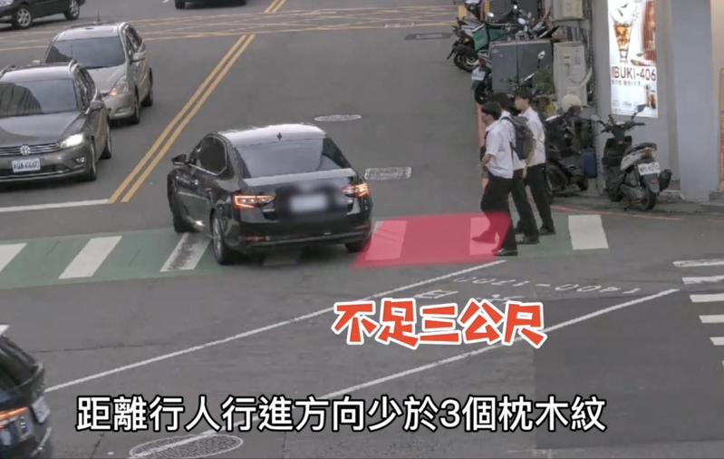 台中市第二警分局在中友百貨前設置科技執法設備，取締汽機車未禮讓行人，從12月1日上路執法。圖／第二警分局提供