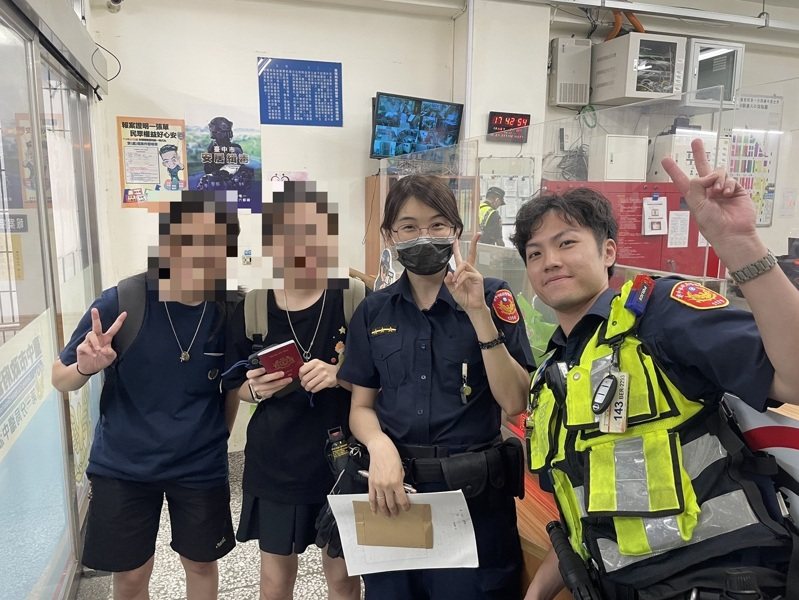 一對馬來西亞籍雙胞胎姊妹日前來台旅遊，妹妹鄭女在台鐵台中站附近遺失護照，有遊客拾獲送交警局，由員警協助聯繫鄭女至派出所領回，事後鄭女開心向警方致謝。（翻攝照片）中央社