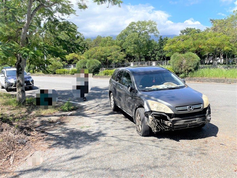 花蓮壽豐鄉大學路發生機車擦撞同向右轉小轎車，東華大學男大生送醫不治。圖／民眾提供