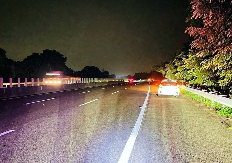 國道3號南下304.3公里處6日深夜發生汽車乘客林姓男子疑與駕駛王姓女子吵架下車後，躺在外側車道，遭後方高速行駛車輛撞擊，送醫急救仍不治。（國道警方提供）中央社