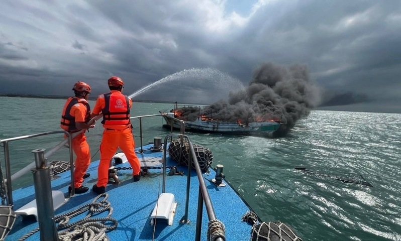 海巡署第三巡防區指揮部7日表示,新竹外海有漁船引擎著火並自行撲滅,但戒護過程中又復燃,船上3名船員跳海求生,經救援後平安無大礙,火勢也獲控制。(海巡署第三巡防區指揮部提供)中央社 海巡署第三巡防區指揮部7日表示,新竹外海有漁船引擎著火並自行撲滅,但戒護過程中又復燃,船上3名船員跳海求生,經救援後平安無大礙,火勢也獲控制。(海巡署第三巡防區指揮部提供)中央社
