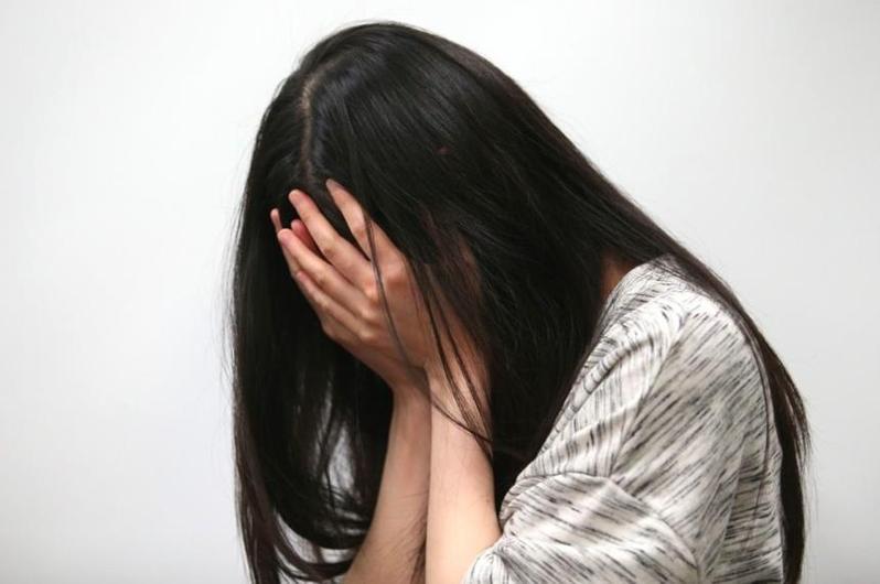 羅男包養網站上找17歲少女性交易，假冒警察強制性交、拍性影像得逞，遭判刑9年。示意圖／本報資料照片