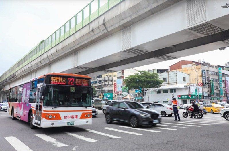 台中市政府為維護行人安全進行公車大執法,9月25日至10月7日,12天共取締67件公車違規,其中闖紅燈有29件,凸顯市區公車服務存在問題。(市府提供)中央社 台中市政府為維護行人安全進行公車大執法,9月25日至10月7日,12天共取締67件公車違規,其中闖紅燈有29件,凸顯市區公車服務存在問題。(市府提供)中央社