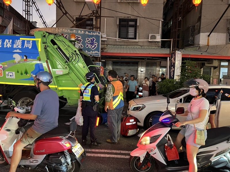 台南一輛白色賓士車駕駛疑未注意車前狀況，撞垃圾車造成倒垃圾7人輕傷。圖／民眾提供