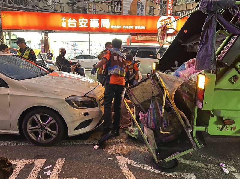 台南一輛白色賓士車駕駛疑未注意車前狀況，撞垃圾車造成倒垃圾7人輕傷。圖／民眾提供