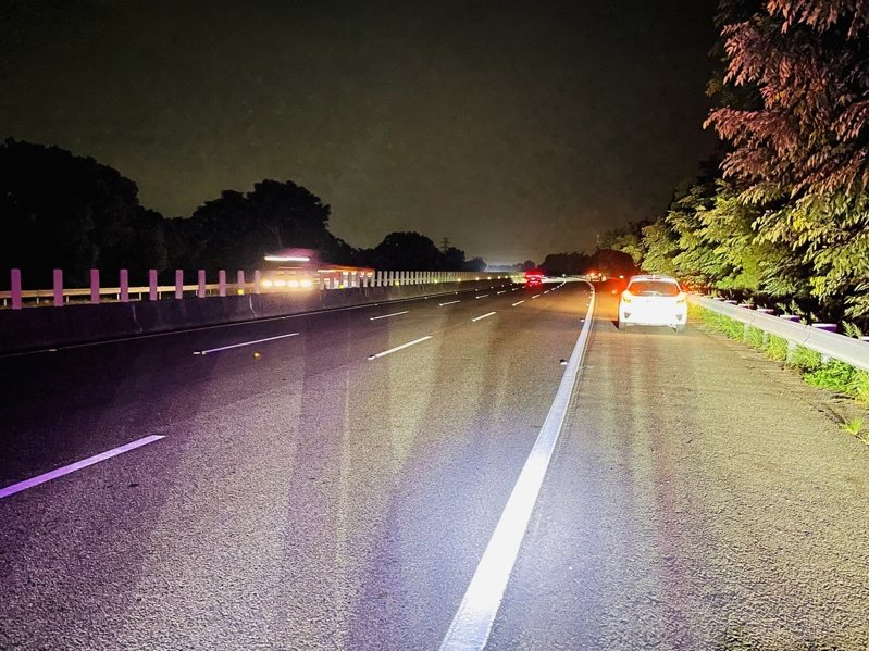 75歲林姓男子昨深夜在國道三號南向304.3公里下車躺外車道,遭多車先後撞上,送醫不治。記者林伯驊/翻攝 75歲林姓男子昨深夜在國道三號南向304.3公里下車躺外車道,遭多車先後撞上,送醫不治。記者林伯驊/翻攝