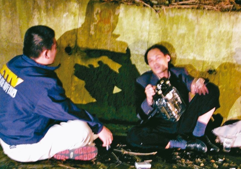 刑警施俊雄(左)廿一年前扮記者苦勸身綁炸彈的黃金生投降。本報資料照片 刑警施俊雄(左)廿一年前扮記者苦勸身綁炸彈的黃金生投降。本報資料照片