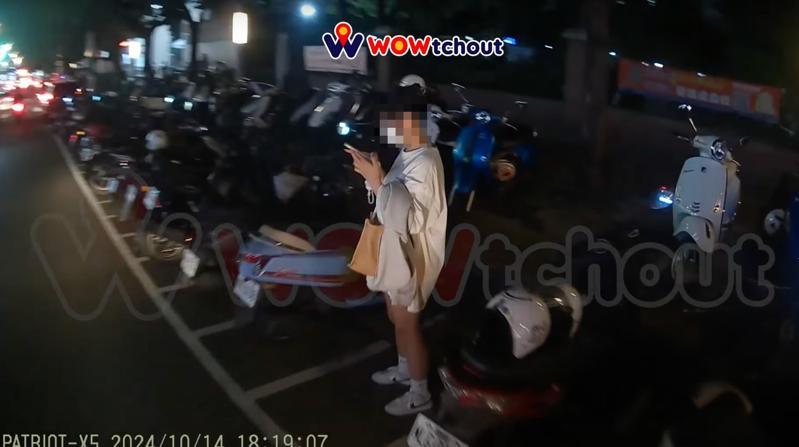 台中市一名穿著短褲的女子14日在一中商圈,以肉身占位,機車騎士告知行為違法,才願意讓位。圖/摘自WoWtchout - 地圖型行車影像分享平台 台中市一名穿著短褲的女子14日在一中商圈,以肉身占位,機車騎士告知行為違法,才願意讓位。圖/摘自WoWtchout - 地圖型行車影像分享平台