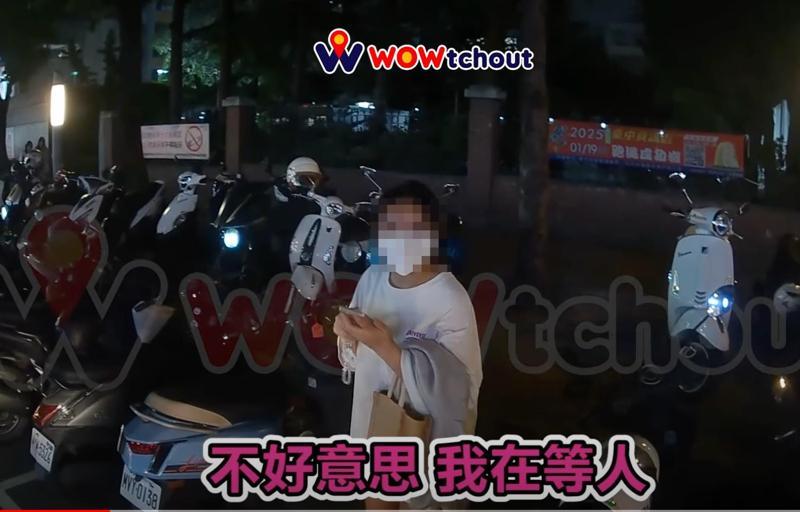 台中市一名穿著短褲的女子14日在一中商圈,以肉身占位,機車騎士告知行為違法,才願意讓位。圖/摘自WoWtchout - 地圖型行車影像分享平台 台中市一名穿著短褲的女子14日在一中商圈,以肉身占位,機車騎士告知行為違法,才願意讓位。圖/摘自WoWtchout - 地圖型行車影像分享平台