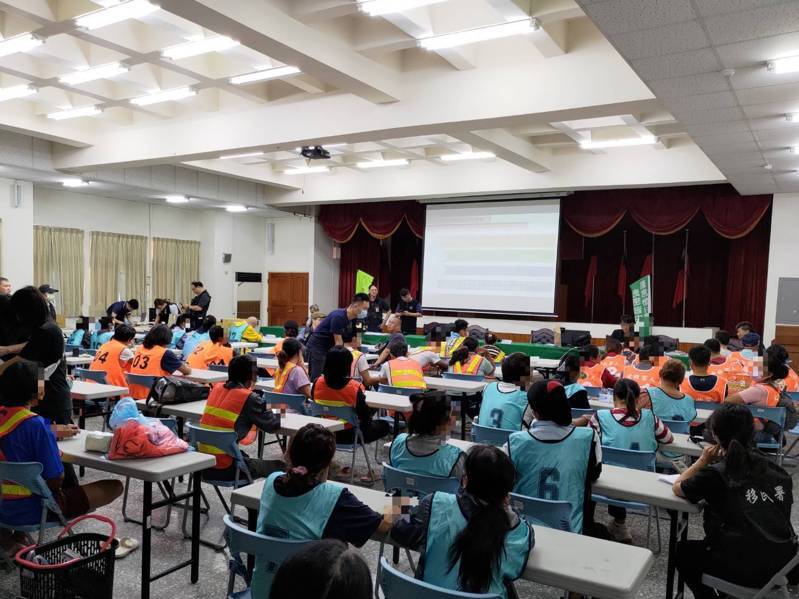 嘉義縣專勤隊與相關單位帶回51名非法外勞偵辦擠爆警局禮堂。圖／嘉義縣專勤隊提供