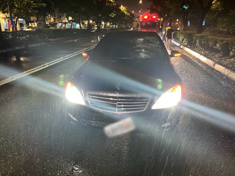 北市萬華區今天發生死亡車禍，一輛賓士車迎面撞擊逆向行駛的單車騎士鄭姓老翁，鄭翁送醫身亡。記者翁至成／翻攝