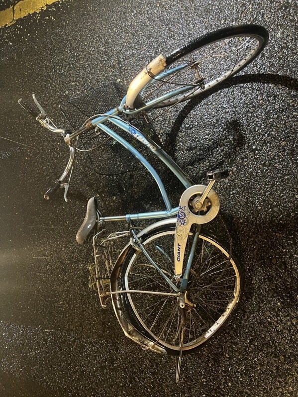 北市萬華區今天發生死亡車禍，一輛賓士車迎面撞擊逆向行駛的單車騎士鄭姓老翁，鄭翁送醫身亡。記者翁至成／翻攝