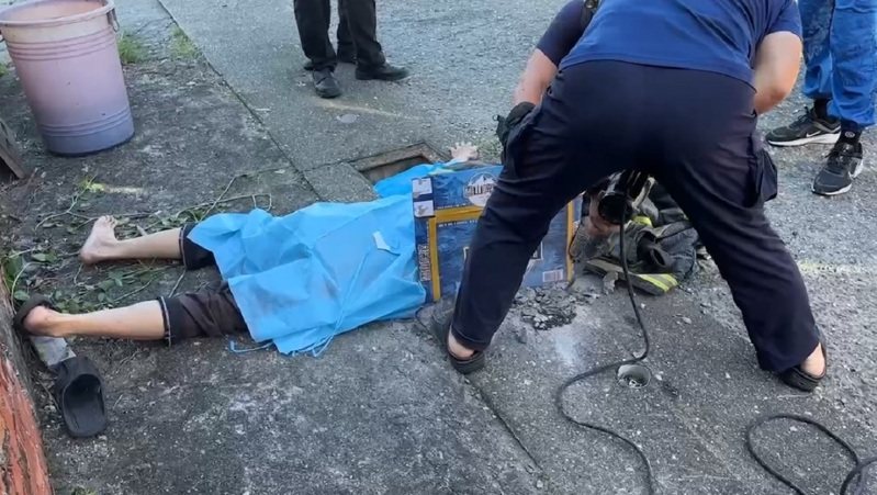 台東80歲周姓老翁，今早準備前往里辦公處領取重陽禮金及壽桃、麵線，未料欲從身上口袋拿身分證時，證件卻掉入水溝，老翁情急伸進孔洞拿，右手臂卻卡住拔不出來，旁人見狀通報消防隊求援。圖／讀者提供