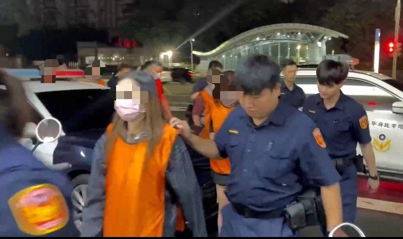 高雄警方在大樓查獲美容會館暗藏春色,逮捕涉案男女。記者林保光/翻攝 高雄警方在大樓查獲美容會館暗藏春色,逮捕涉案男女。記者林保光/翻攝