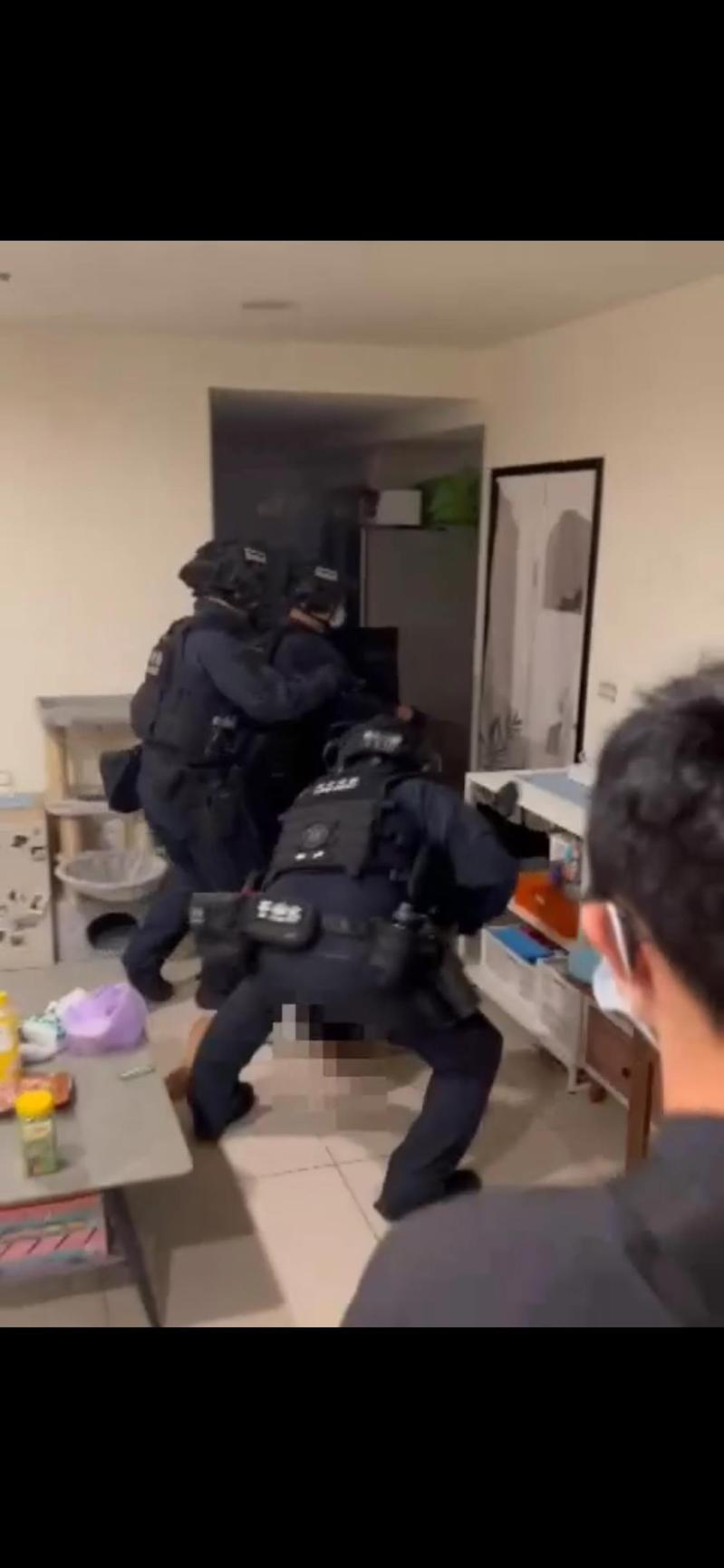 台北市刑大7月攻堅逮捕明仁會靈骨塔詐騙集團,逮捕新店分會長陳辰等人。資料照/翻攝 台北市刑大7月攻堅逮捕明仁會靈骨塔詐騙集團,逮捕新店分會長陳辰等人。資料照/翻攝