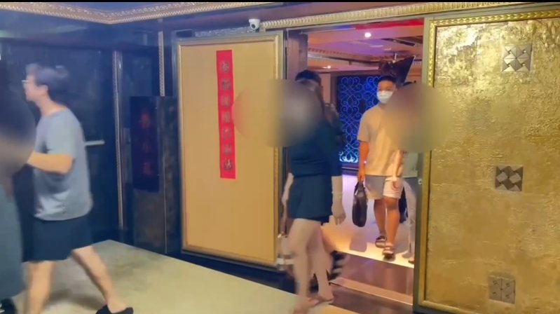 高雄警方在大樓查獲美容會館暗藏春色,逮捕涉案男女。記者林保光/翻攝 高雄警方在大樓查獲美容會館暗藏春色,逮捕涉案男女。記者林保光/翻攝